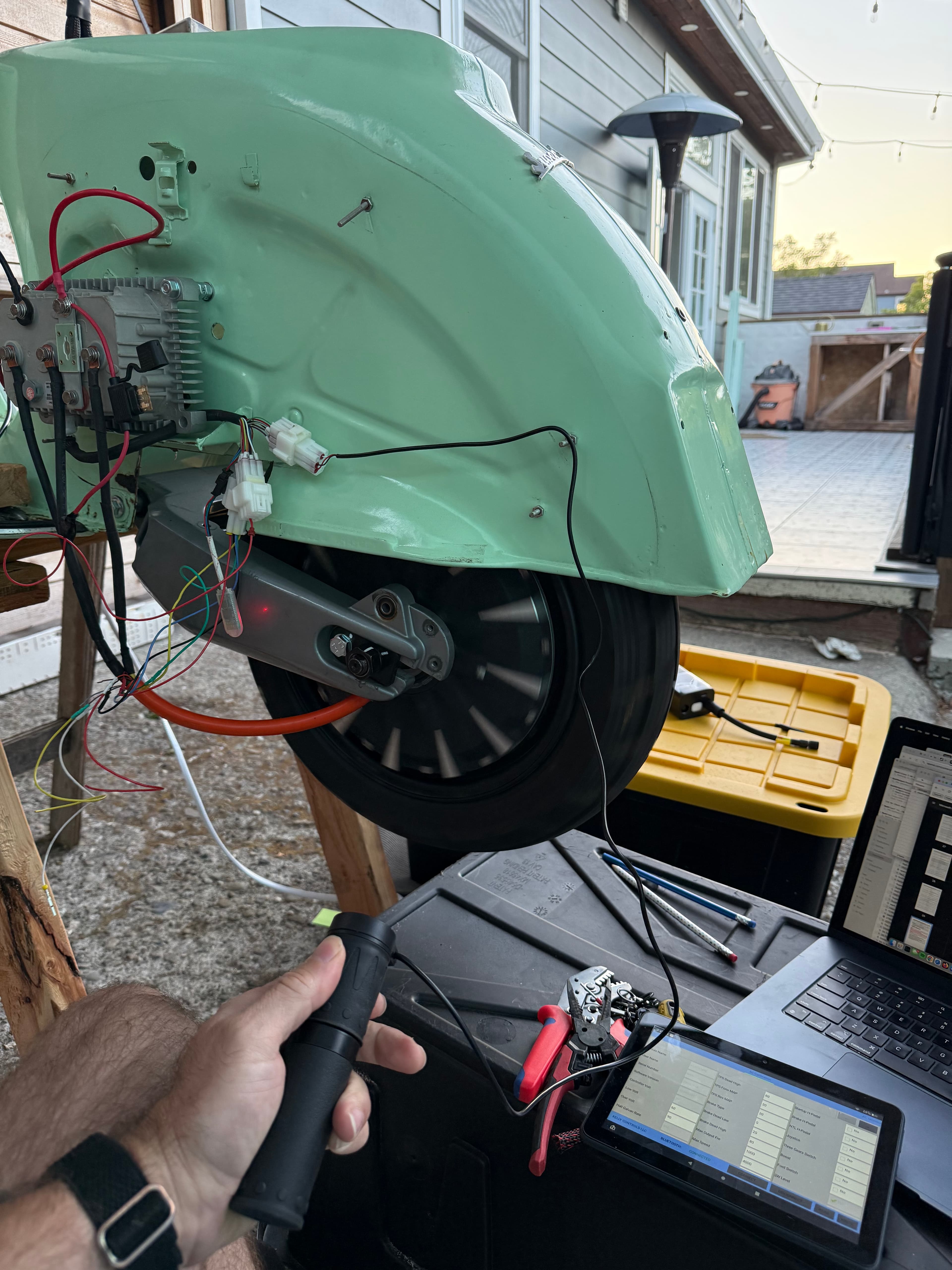 Testing the Kelly controller with throttle and laptop diagnostics